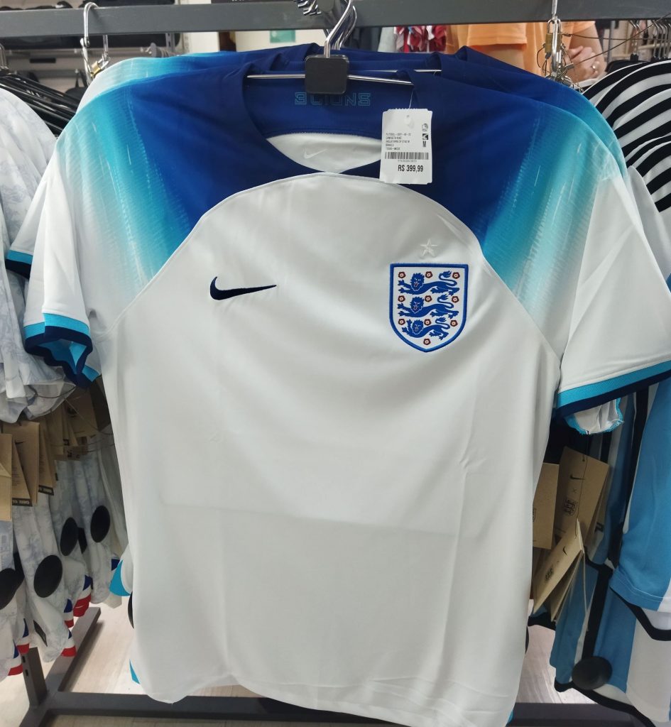 Camisa oficial da Seleção Inglesa é vendida por R$ 399,00 em uma loja credenciada —  Foto: Hugo Ferreira/Conecta