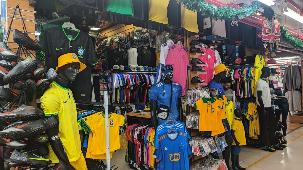 Loja em Belo Horizonte vende camisas falsificadas quase idênticas às originais e atrai compradores de todas as classes sociais — Foto: Hugo Ferreira/Conecta