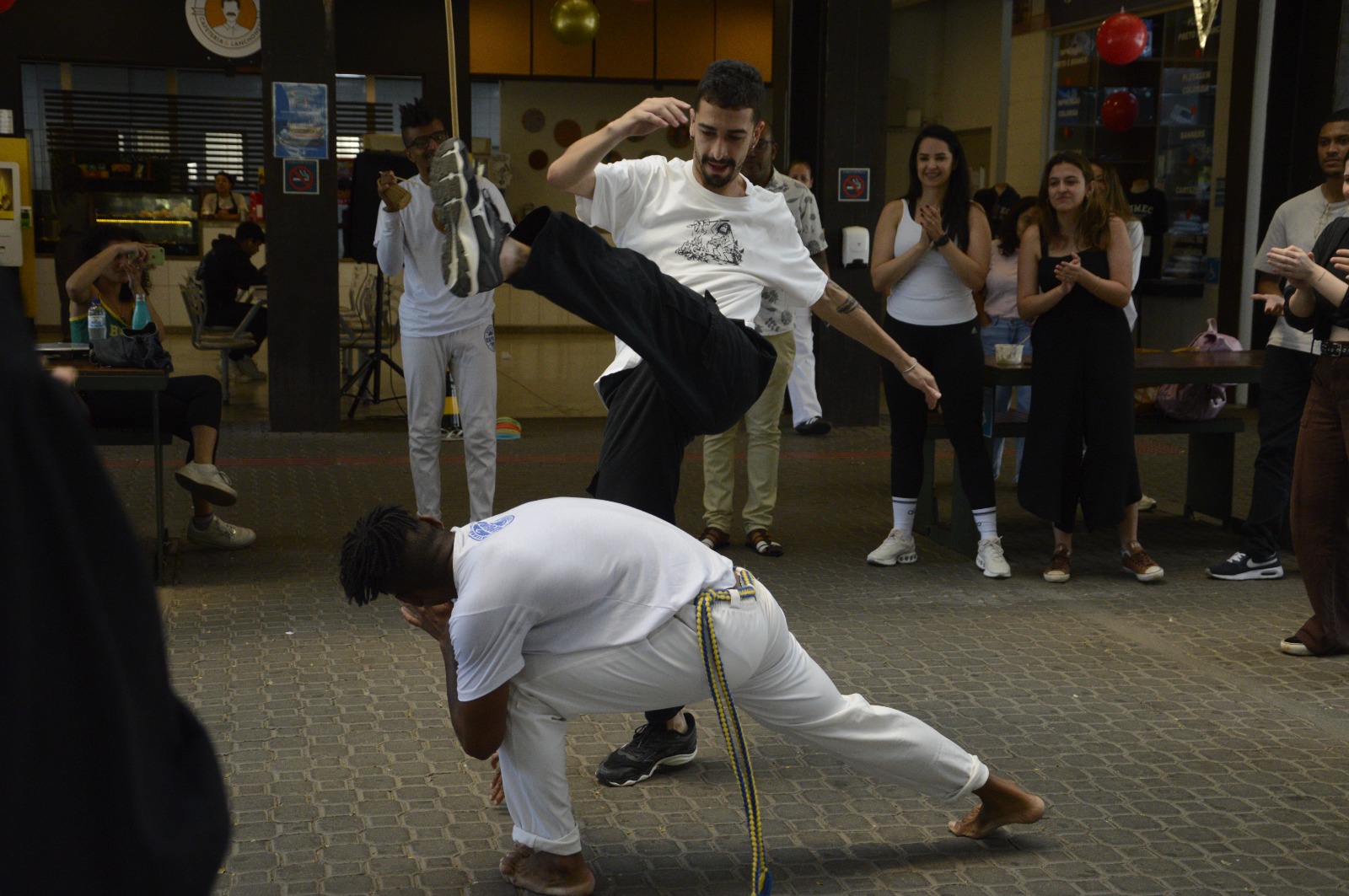 Mestre Soin dá aula de capoeira no Novembro da Consciência Negra da Fumec