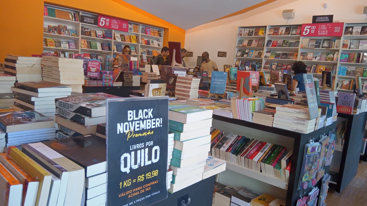 Livros a quilo: iniciativa em livraria de BH segue até domingo